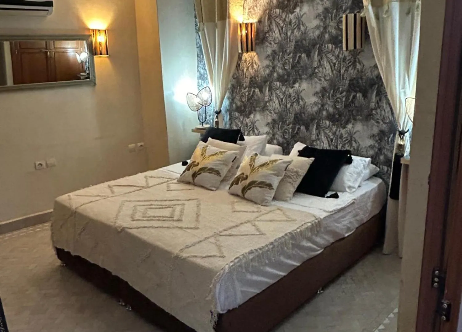 Riad Amazing Amazigh Avec Jacuzzi Petit Dejeuner Compris Avec Aussi Chambres Familiales Pres De La Place Jemaa El Fna Marrakesh